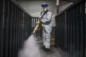 Nhân viên y tế khử trùng một cầu vượt ở TP New York hôm 8-3. Ảnh: CNN