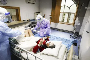 Trung Quốc thông báo đã chữa khỏi cho một cụ ông 100 tuổi nhiễm COVID-19. Ảnh; AFP