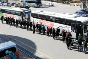 Người dân Hàn Quốc đi hiến máu ngày 5-3-2020. Ảnh: EPA