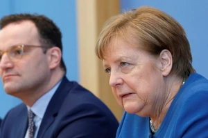 Thủ tướng Đức Angela Merkel và Bộ trưởng Y tế nước này, ông Jens Spahn. Ảnh: REUTERS