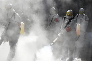 Nhân viên y tế khử trùng đường phố thị trấn Bạc Châu, Trung Quốc hồi đầu tháng 2. Ảnh: AFP