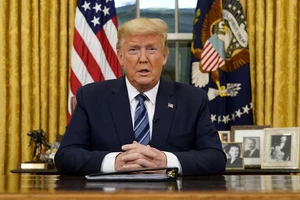 COVID-19 thách thức cuộc đua tái cử của ông Trump ra sao?