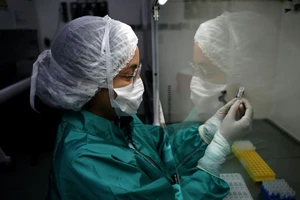 Một chuyên gia bào chế vaccine ở ĐH Vũ Hán (Ảnh chụp ngày 1-3). Ảnh: AFP 