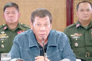 Tổng thống Philippine Rodrigo Duterte (giữa) tuyên bố sẽ áp đặt lệnh phong tỏa thủ đô Manila chống COVID-19. Ảnh: RAPPLER