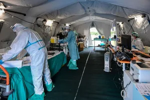 Nhân viên y tế tại một lều cách ly dã chiến ở TP Milan, Ý ngày 12-3. Ảnh: REUTERS