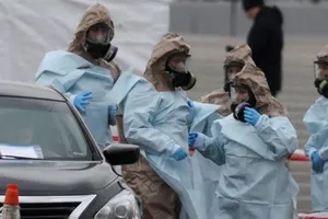 Nhân viên y tế trong khu vực cách ly ở một bệnh viện thuộc bang California, Mỹ hôm 14-3. Ảnh: CNBC