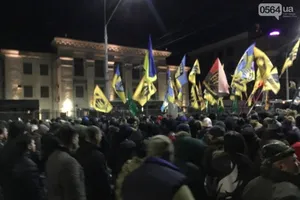 Hiện trường cuộc biểu tình ngày 14-3 trước Đại sứ quán Nga tại Kiev. Ảnh: RFE