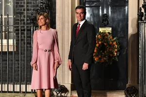Thủ tướng Tây Ban Nha Pedro Sanchez cùng Phu nhân Begona Gomez trong chuyến thăm Anh tháng 12-2019. Ảnh: AFP