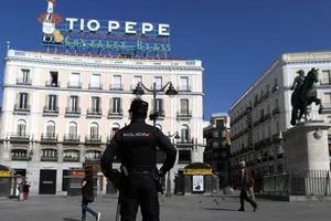 Một cảnh sát Tây Ban Nha đứng gác tại quảng trường Sol ở TP Madrid (Tây Ban Nha) ngày 10-3. Ảnh: AP