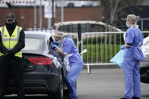 Một nhân viên y tế tiến hành đo thân nhiệt tài xế ở thủ đô London, Anh ngày 12-3. Ảnh: BBC