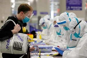 Hành khách nhập cảnh tại sân quốc tế Bắc Kinh, Trung Quốc ngày 11-2. Ảnh: AFP