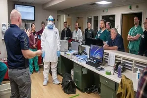 Đội phản ứng đặc biệt của Lực lượng Bảo vệ Quốc gia ở bang Tây Virginia đào tạo cho nhân viên tại Bệnh viện Cabell Huntington về các thiết bị bảo hộ. Ảnh: REUTERS