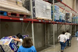 Người dân nhiều nước phương Tây đã đổ xô đi mua tích trữ giấy vệ sinh trong mùa dịch COVID-19. Ảnh: REUTERS