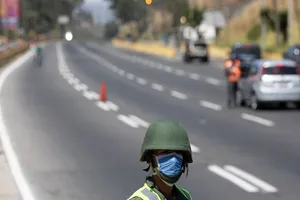 Một người lính Venezuela chốt chặn tại một cao tốc ở thủ đô Caracas, Venezuela ngày 16-3. Ảnh: AP