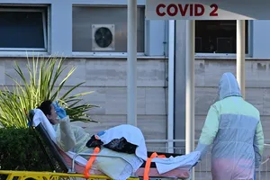 Một bệnh nhân được đưa đến một khu vực điều trị COVID-19 tại một bệnh viện ở thủ đô Rome, Ý. Ảnh: AFP