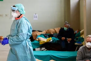 Các bệnh nhân nhiễm COVID-19 điều trị tại một bệnh viện ở thủ đô Rome (Ý) ngày 10-3. Ảnh: AFP