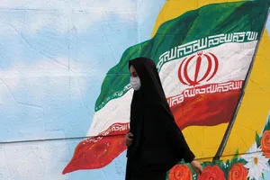 Một phụ nữ Iran đeo khẩu trang khi đi ra ngoài ở thủ đô Tehran, Iran. Ảnh: GETTY IMAGES