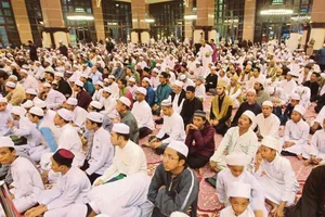 Cảnh cầu nguyện của tín đồ Hồi giáo Malaysia. Ảnh: NST