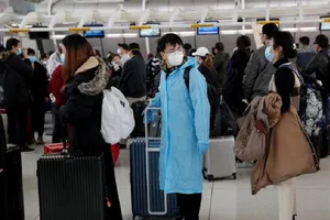 Hàng chục ngàn sinh viên Trung Quốc ở nước ngoài đang đổ xô về nước khi dịch COVID-19 tiếp tục diễn biến phức tạp. Ảnh: REUTERS