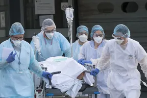 Bệnh nhân nhiễm COVID-19 được di chuyển ở bệnh viện Emile Muller thuộc TP Mulhouse, Pháp ngày 15-3. Ảnh: AFP