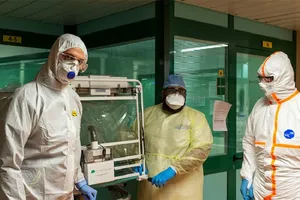 Các nhân viên y tế ở Ý đang chịu nguy cơ lây nhiễm COVID-19 ngày càng tăng. Ảnh: REUTERS