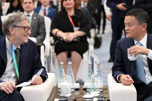 Tỉ phú Bill Gates (trái) và Tỉ phú Trung Quốc Jack Ma (phải) gặp nhau ở Bắc Kinh hồi tháng 11-2018. Ảnh: AP