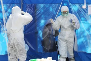 Hàn Quốc tăng cường xét nghiệm COVID-19 đối với người nhập cảnh vào nước này. Ảnh: YONHAP