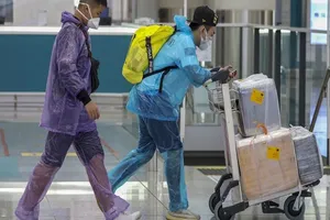 Người dân Hong Kong trở về nhà giữa bối cảnh đại dịch COVID-19 bùng phát trên toàn thế giới. Ảnh: SOUTH CHINA MORNING POST