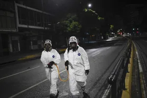 Nhân viên y tế khử trùng đường phố TP New York, Mỹ tối ngày 21-3. Ảnh: CNN