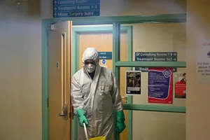 Nhân viên y tế vệ sinh một bệnh viện thuộc TP Brighton, Anh hôm 19-2. Ảnh: REUTERS