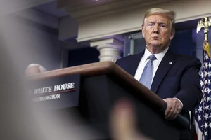 Tổng thống Donald Trump trong buổi họp báo ngày 16-3 về tình hình dịch bệnh ở Mỹ. Ảnh: AP