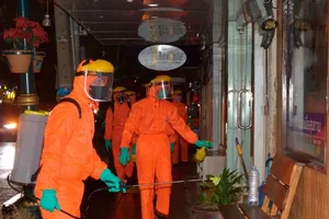 Các nhân viên y tế Bangkok khử trùng một khu phố để ngăn chặn dịch COVID-19 lây lan. Ảnh: BERNAMA