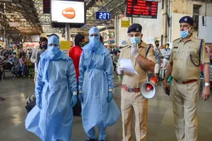 Chốt kiểm tra y tế tại một ga tàu ở TP Mumbai, Ấn Độ ngày 17-3. Ảnh: AFP 