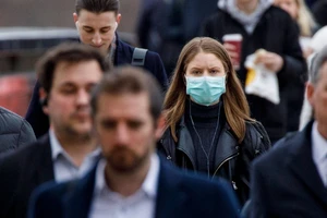 Người dân Anh đi bộ trên đường phố thủ đô London (Ảnh chụp ngày 21-3). Ảnh: BBC