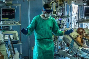 Bệnh nhân nhiễm COVID-19 trong phòng chăm sóc đặc biệt thuộc Bệnh viện Cremona, Ý ngày 24-3. Ảnh: REUTERS