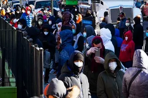 Người dân Mỹ xếp hàng chờ để xét nghiệm COVID-19 tại một bệnh viện ở TP New York. Ảnh: GETTY IMAGES