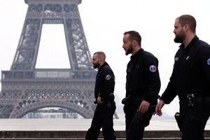 Cảnh sát Pháp tuần tra tại quảng trường Tocadero gần tháp Eiffel trong thời gian nước này phong toả (Ảnh chụp ngày 17-3). Ảnh: REUTERS