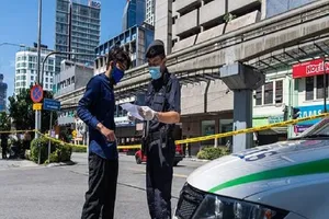 Cảnh sát Hoàng gia Malaysia đang kiểm tra giấy tở của một công dân khi lệnh hạn chế đi lại được ban bố trên khắp đất nước. Ảnh: AFP