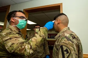 Binh sĩ Mỹ xếp hàng chờ xét nghiệm COVID-19 ở trại Casey, Hàn Quốc ngày 15-3. Ảnh: SCMP