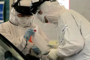 Nhân viên y tế trong một trạm xét nghiệm COVID-19 ở thủ đô Seoul, Hàn Quốc (Ảnh chụp ngày 12-3). Ảnh: AFP