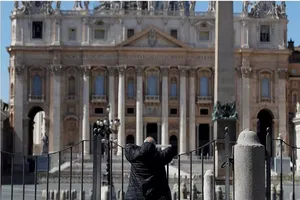 Một người đàn ông cầu nguyện trước Quảng trường Saint Peter ở TP Rome, Ý ngày 25-3. Ảnh: REUTERS