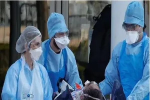 Các nhân viên y tế chuyển bệnh nhân từ tàu cao tốc sang xe cứu thương từ TP Strasbourg (phía Đông nước Pháp) đến các bệnh viện ở TP Angers (phía tây). Ảnh: REUTERS