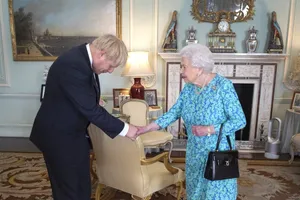 Nữ hoàng Elizabeth chào đón ông Johnson tới Điện Buckingham hồi tháng 7-2019. Ảnh: BBC