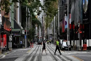 Đường phố tại TP Sydney, Úc những ngày này có vẻ vắng hơn do các lệnh hạn chế ra ngoài. Ảnh: AFP