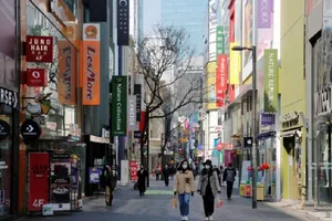 Một con phố ở thủ đô Seoul thưa thớt người qua lại trong mùa dịch COVID-19. Ảnh: REUTERS