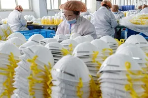 Sản xuất khẩu trang và các ngành liên quan "hái ra tiền" vì nhu cầu tăng cao trong mùa dịch COVID-19. Ảnh: BANGKOK POST