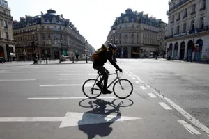 Đường phố Paris hoang vắng trong thời gian Pháp bị phong tỏa vì COVID-19. Ảnh: REUTERS