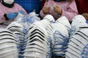 Một cơ sở sản xuất khẩu trang ở TP Thâm Quyến, Trung Quốc (Ảnh chụp ngày 24-3). Ảnh: EURO NEWS