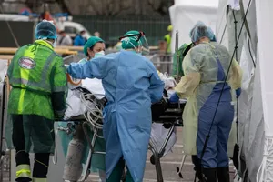 Nhân viên y tế di chuyển một bệnh nhân nhiễm COVID-19 ở bang California, Mỹ ngày 26-3. Ảnh: REUTERS