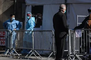 Nhân viên y tế tại một khu cách ly ở TP New York, Mỹ ngày 26-3. Ảnh: REUTERS